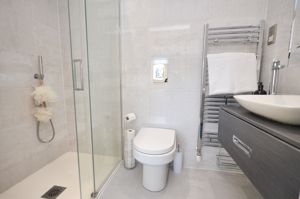 Ensuite - click for photo gallery